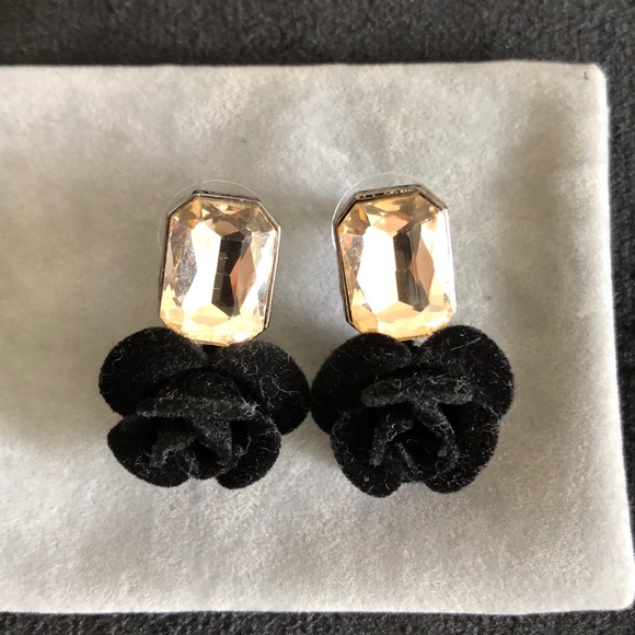 Aldo Pearl Necklace & Black Velvet Rose Earrings - Picture 4 of 7